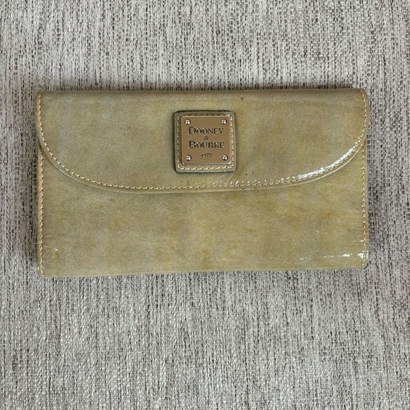 Dooney & Bourke Handbags - Dooney & Bourke Wallet